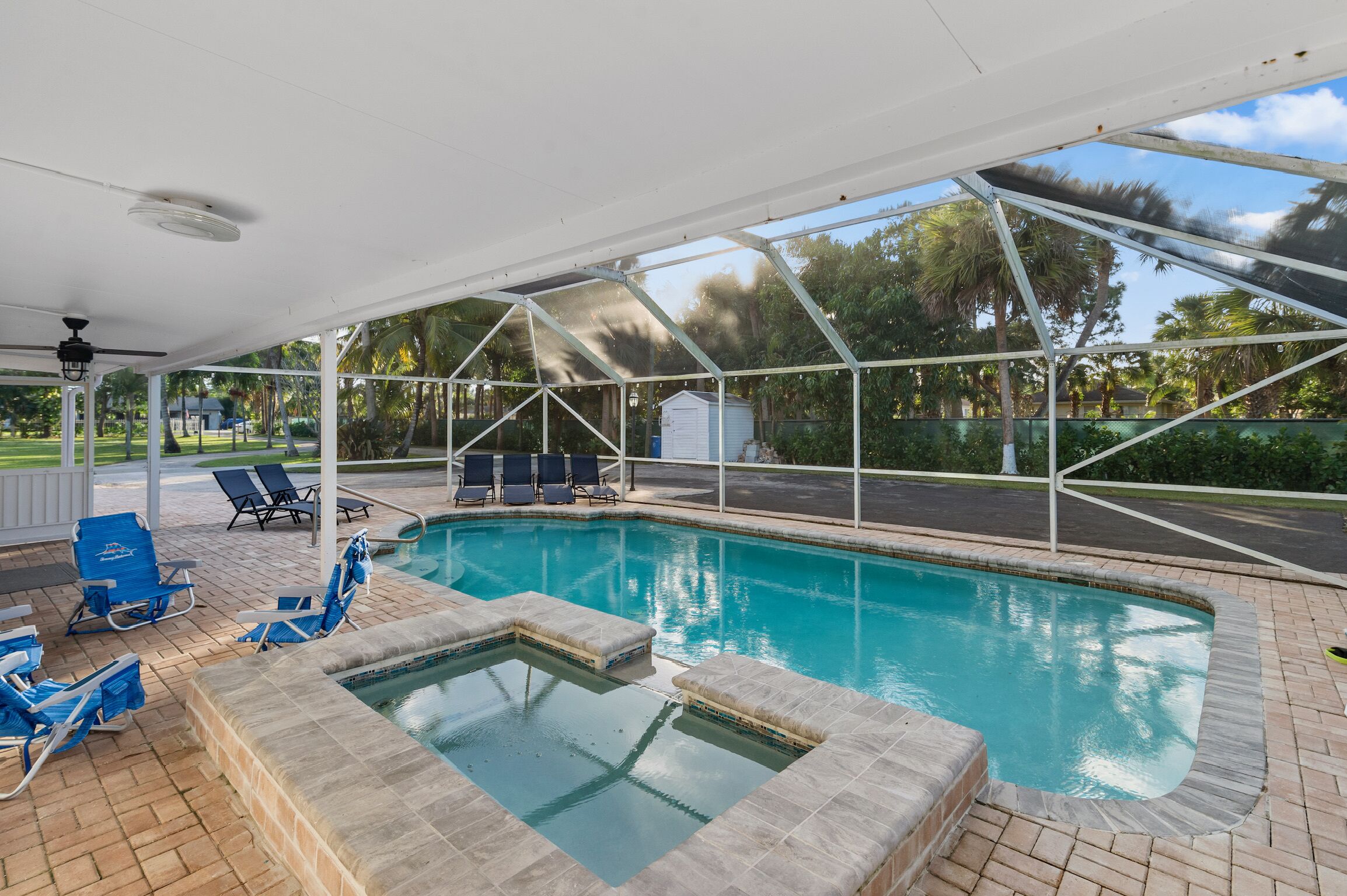 Serenity of West Palm Beach - 5 bed 4 bath Heated Pool and Hot Tub - 3 mi PBI