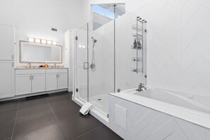 Whirlpool, Haartrockner, Handtücher, Seife
