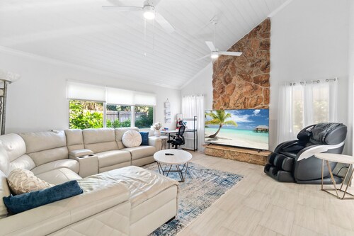 Serenity of West Palm Beach - 5 bed 4 bath Heated Pool and Hot Tub - 3 mi PBI