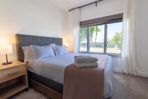4 bedrooms, iron/ironing board, WiFi, bed sheets - Sunshine Villa by HomeSlice Stays (Phoenix)