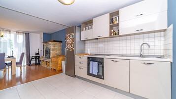 Fridge, oven, stovetop, dishwasher