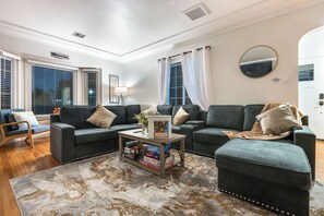 Smart TV, chimenea, videojuegos y reproductor de DVD