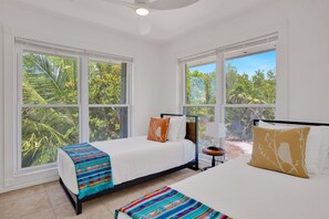 4 habitaciones, escritorio y tabla de planchar con plancha 