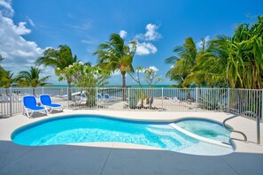 Una piscina al aire libre, una piscina climatizada