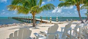 MILLION DOLLAR VIEW very private 4 bedroom resort with pool, pier, kayaks, spa