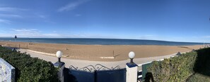 På stranden