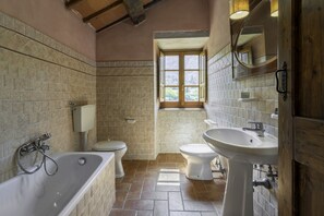 Villa | Bathroom | Separate tub and shower, bidet, towels - Colle Degli Ulivi By Geco Vacation Rentals (Cortona)