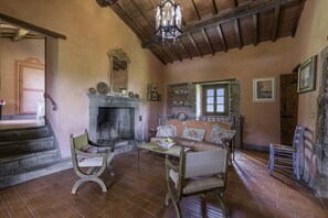 Villa | Woonruimte | Een open haard
