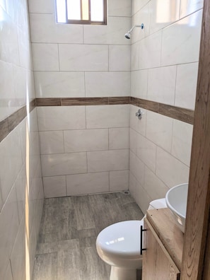 Dusche, Haartrockner, Handtücher, Seife