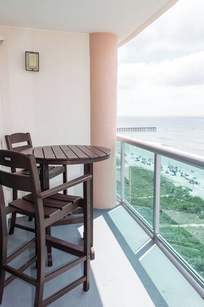 Outdoor dining - Cozy, clean 1 bedroom oceanfront condo in Laguna Keyes.  (North Myrtle Beach)