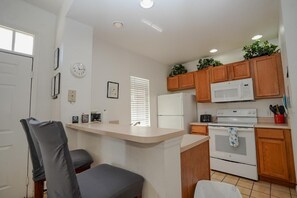 Frigorífic, microones, forn i placa de cuina 