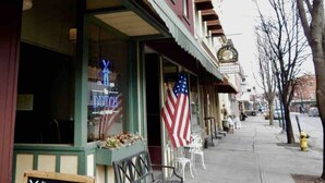 Une devanture de magasin avec une enseigne indiquant « The Dutch Ale House » et un drapeau américain exposé à l’extérieur.