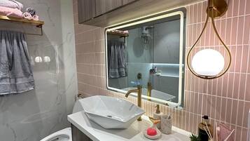 Toallas, jabón, papel de baño