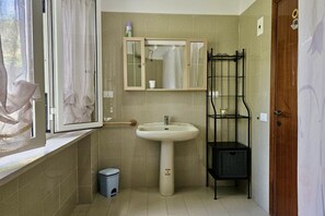 Ensemble douche/baignoire, bidet, serviettes fournies