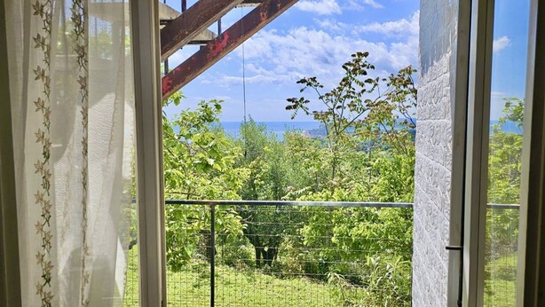 A room with a view of a lush green landscape and a clear sky. - S319 - Sirolo, three-room apartment with sea view and garden (La Madonnina)