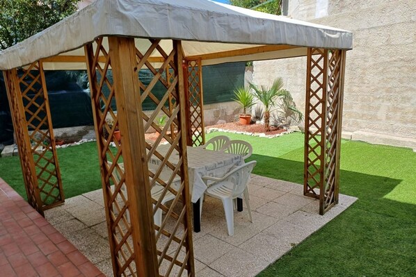 Outdoor dining - S319 - Sirolo, three-room apartment with sea view and garden (La Madonnina)