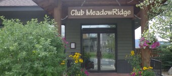 Dog-friendly condo close to Winter Park shuttle with pool, hot tub, tennis, gym