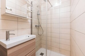 Ducha, artículos de higiene personal gratuitos y secador de pelo