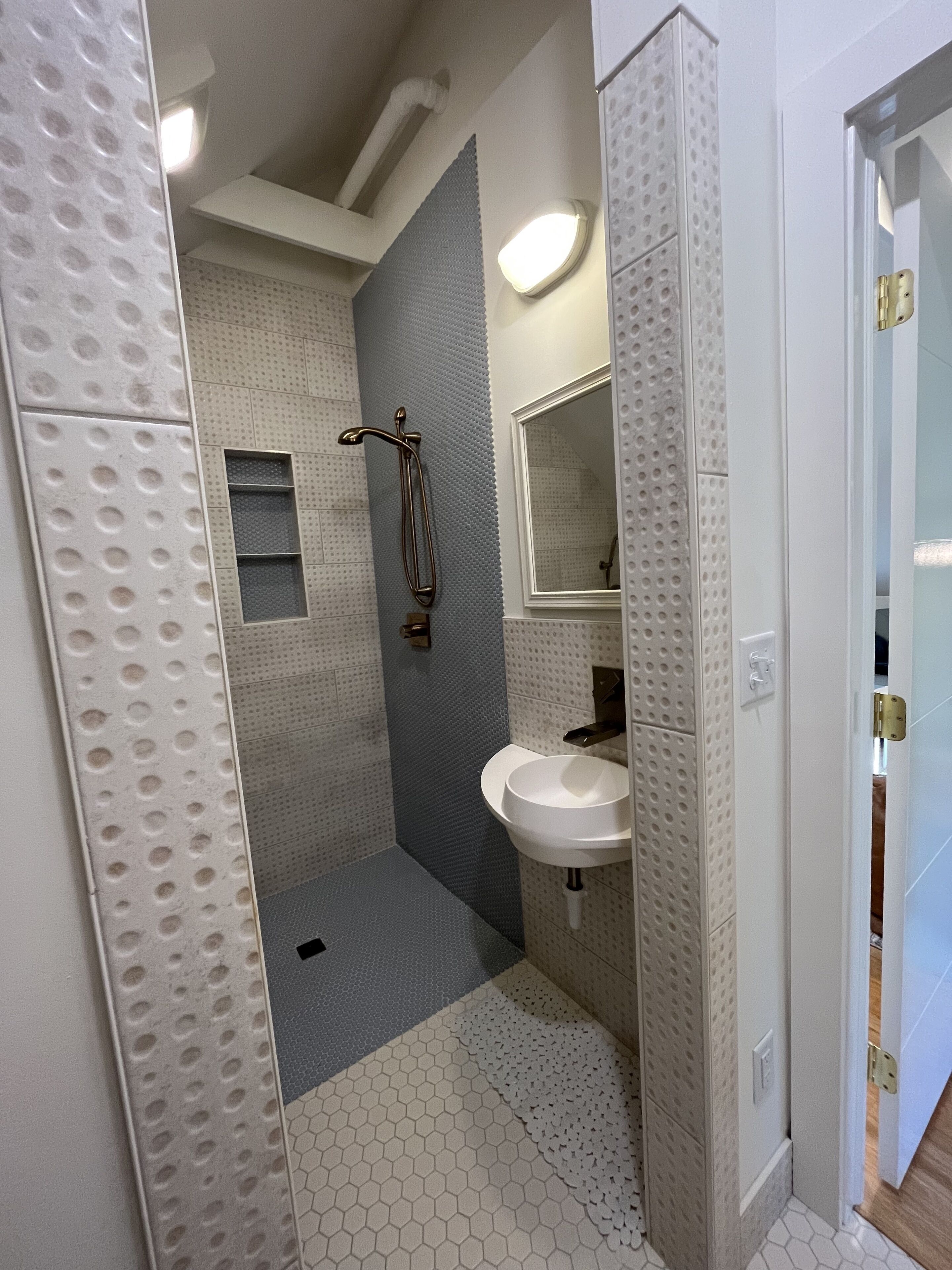 Een haardroger, een bidet, handdoeken, zeep