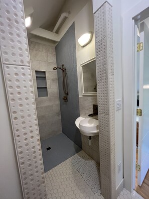 SĂšche-cheveux, bidet, serviettes fournies, savon
