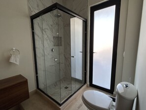 Shower, towels, soap, shampoo - Stunning Apartment with Captivating Ocean and Mountain Views (Cabo San Lucas)