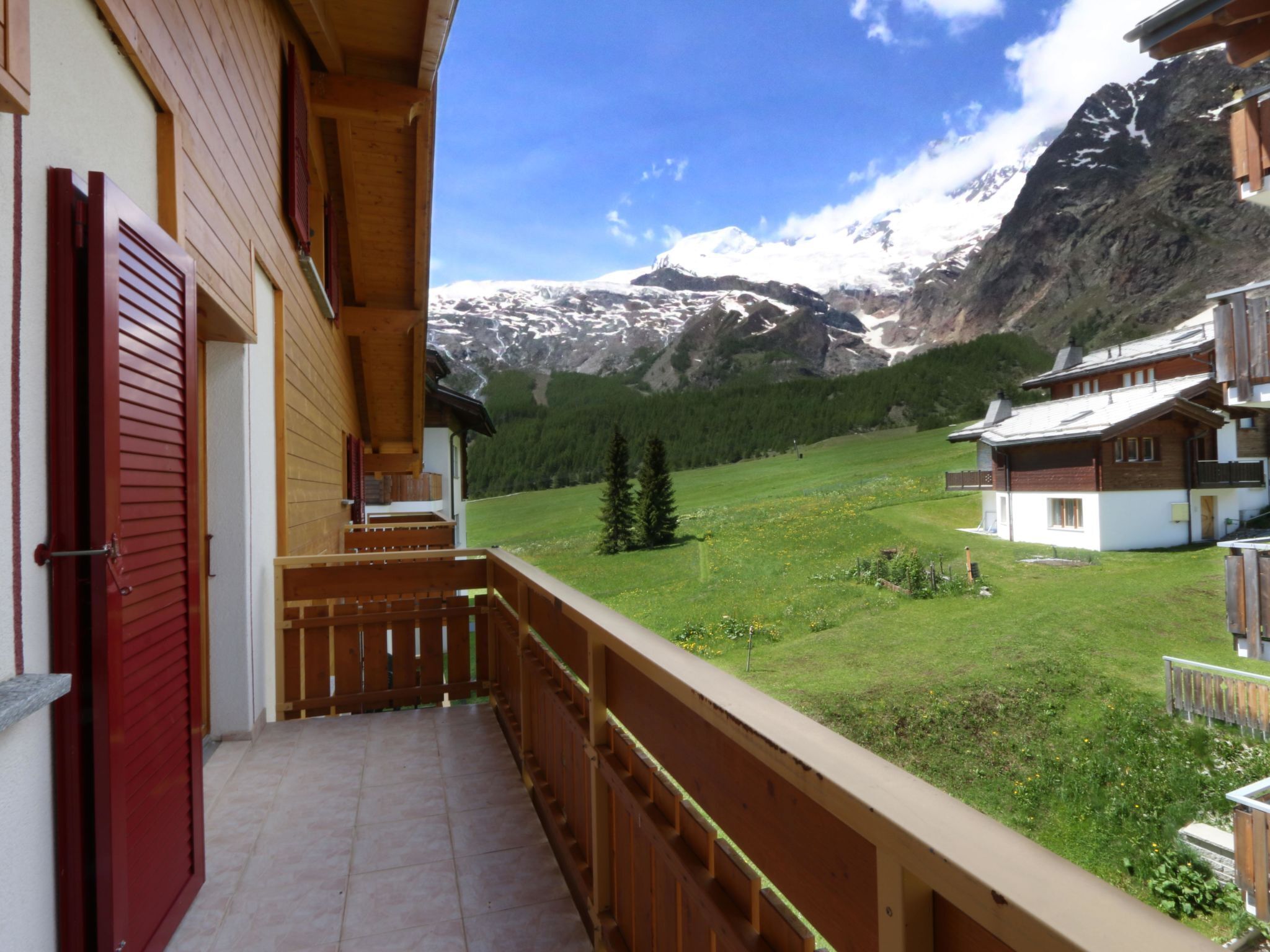 Ein Balkon mit Blick auf eine Berglandschaft.