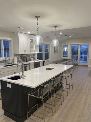 Microondas, horno, parrilla de estufa y lavavajillas 