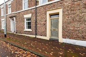 Exterior detail - Tranquil Home in Newcastle-Gateshead. Ideal for Family or Workers. Close to Town (Bensham)