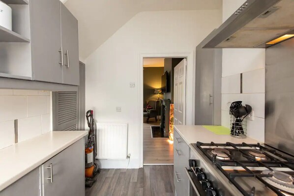 Kühlschrank, Mikrowelle, Ofen, Herdplatte