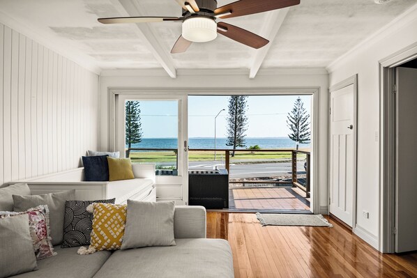 TV - Stunning vacation rental offering unique city and beach views (Clontarf)