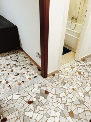 Sèche-cheveux, bidet, serviettes fournies, savon