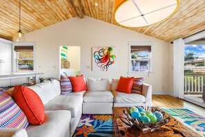 Smart TV, books, stereo, offices
