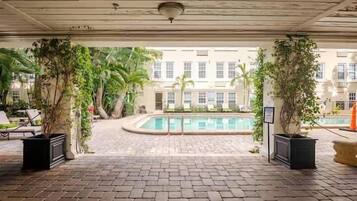 Hồ bơi ngoài trời, hồ bơi nước nóng