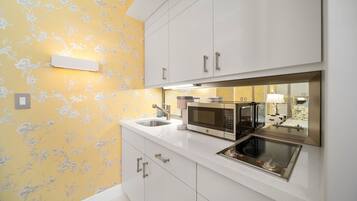 Tủ lạnh, lò vi sóng, dụng cụ pha cà phê/trà