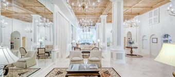 Heart of Palm Beach - free parking included, security safe, next to Breakers