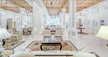 Heart of Palm Beach - free parking included, security safe, next to Breakers