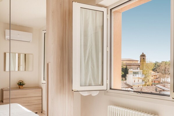 2 chambres, coffres-forts dans les chambres, bureau