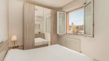 2 Schlafzimmer, Zimmersafe, Schreibtisch, Bügeleisen/Bügelbrett