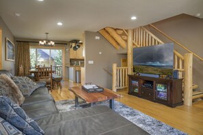 Smart TV, chimenea, reproductor de DVD y libros 