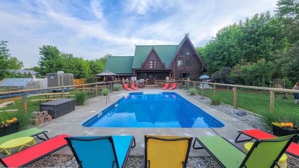 Pool - The Lodge at Lakeshore (Emeryville)