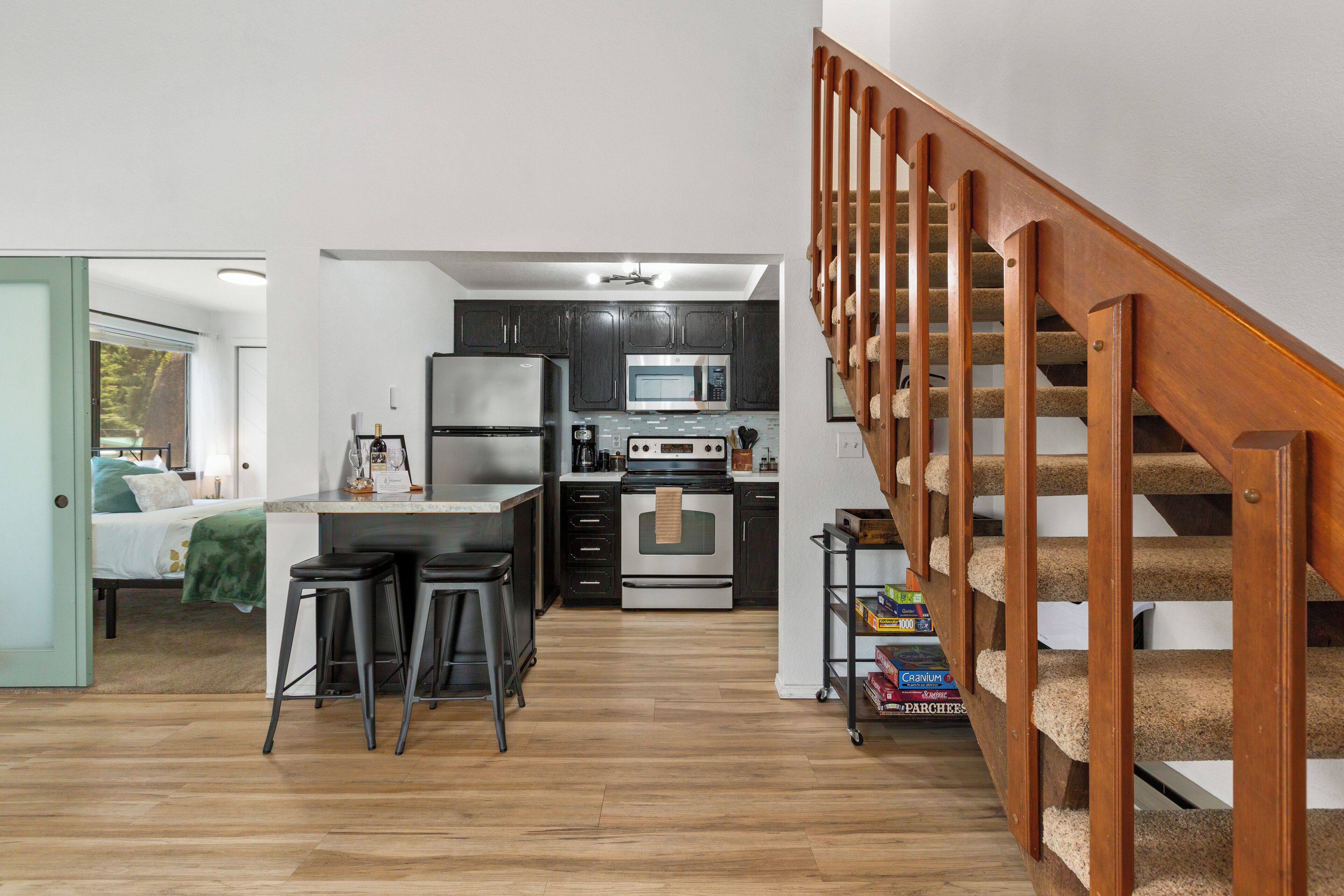 Jääkaappi, mikroaaltouuni, uuni, liesi