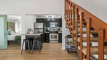 Jääkaappi, mikroaaltouuni, uuni, liesi