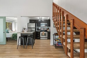 ثلاجة، ميكروويف، فرن، موقد طهي مسطح