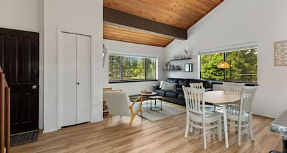 Modern McCall Mountain Gem -- Pet-Friendly -- Less than 1 Mi to Lake & Downtown