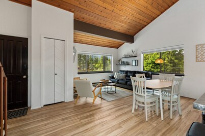 Modern McCall Mountain Gem -- Pet-Friendly -- Less than 1 Mi to Lake & Downtown