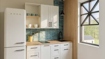 Micro-ondas, fogão, cafeteira/chaleira, torradeira