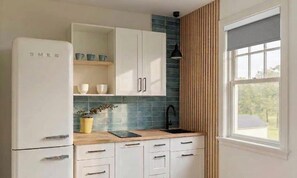 Micro-ondes, four, cafetière/bouilloire, grille-pain