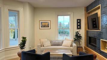 Télévision, cheminée, espaces bureaux