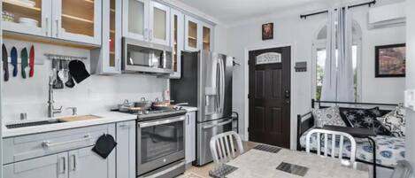 Kjøleskap, mikrobølgeovn, ovn og brødrister