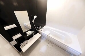 ファミリー スイート | バスルーム | シャワー、ヘアドライヤー、スリッパ、ビデ